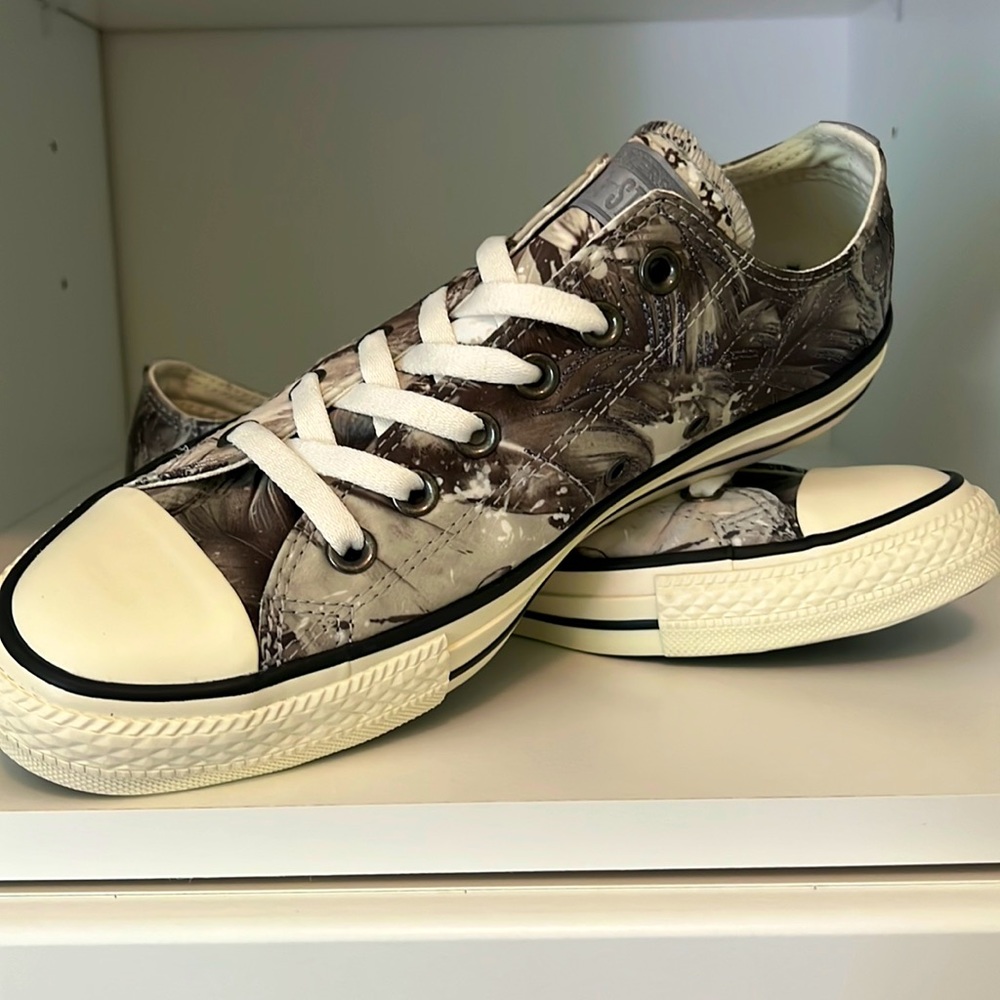 Feather Chuck Taylor Allstar Classic Low Top size 9